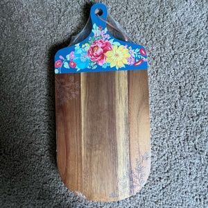 Very pretty cutting board with very detailed flowers